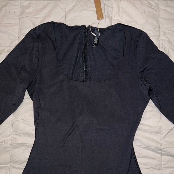 SKIMS ALL-IN-ONE SCOOP NECK LONG SLEEVE ONESIE - Picture 5 of 11